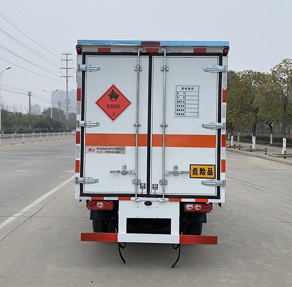 楚飛牌CLQ5030XRY6S型易燃液體廂式運輸車-后部照片