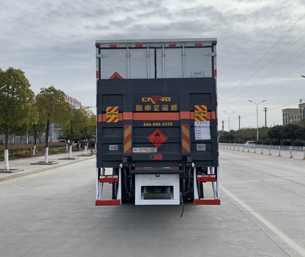 楚飛牌CLQ5180XRY6E型易燃液體廂式運(yùn)輸車-后部照片