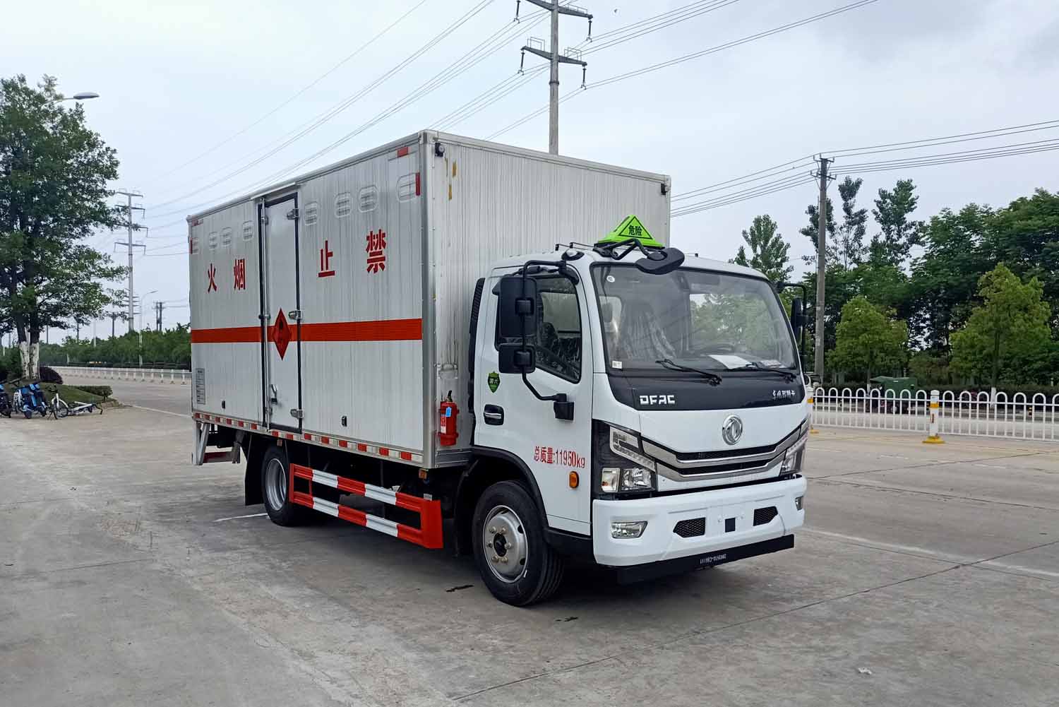 楚飛牌CLQ5122XRQ6E型易燃氣體廂式運輸車