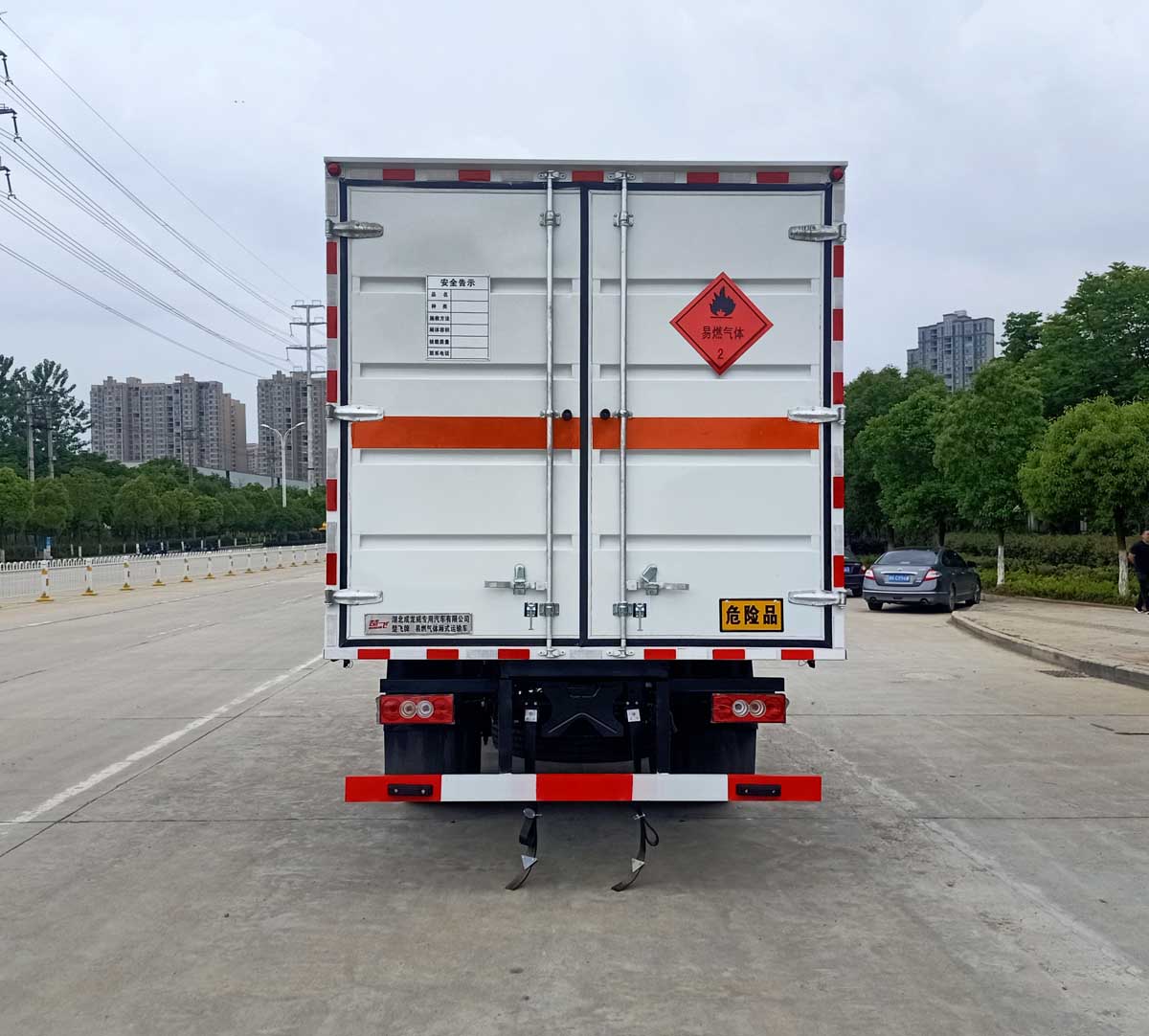 楚飛牌CLQ5120XRQ6BJ型易燃?xì)怏w廂式運(yùn)輸車-照片3