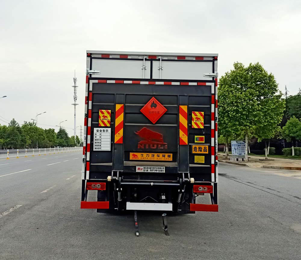 楚飛牌CLQ5100XRQ6BJ型易燃氣體廂式運輸車-后部照片