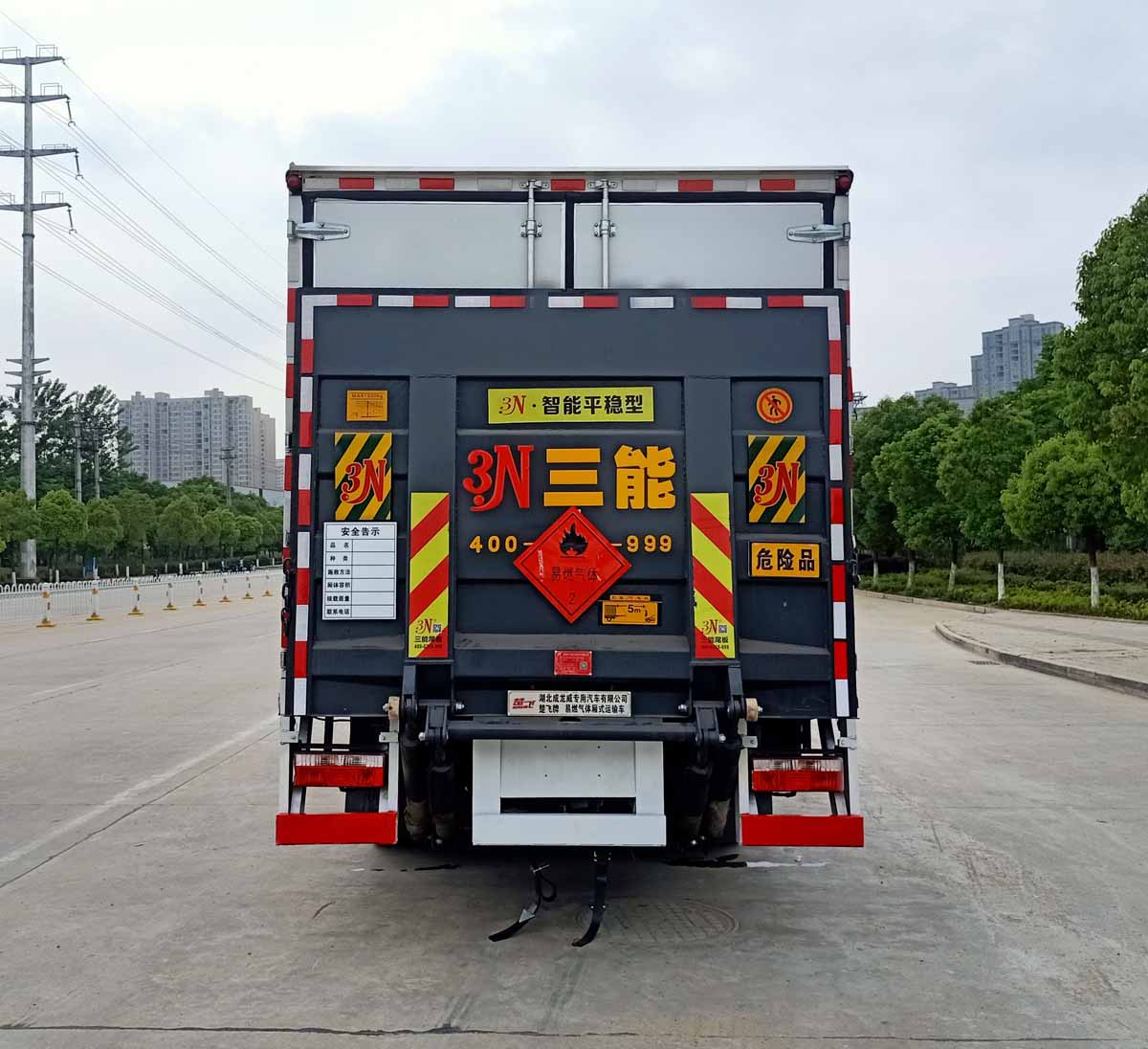 楚飛牌CLQ5122XRQ6E型易燃?xì)怏w廂式運(yùn)輸車-后部照片