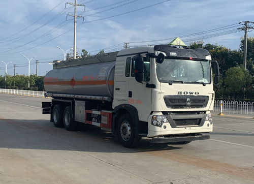 楚飛牌CLQ5260GRY6ZZ型易燃液體罐式運輸車